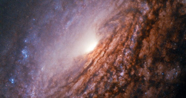 https://cdn.esahubble.org/archives/images/large/potw1843a.jpg